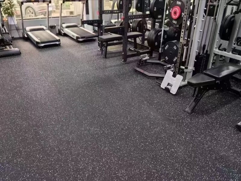 Диаграмма, показывающая, как вибрация от беговой дорожки гасится резиновым полом высокой плотности